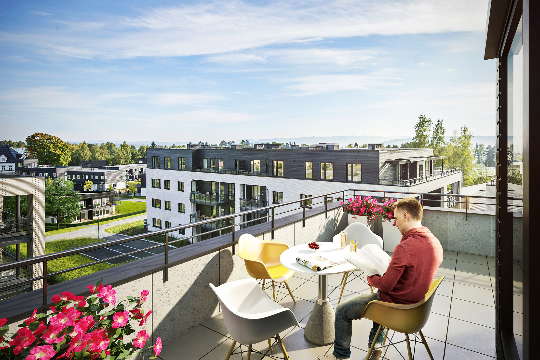 en mann som sitter ved et bord på en balkong.