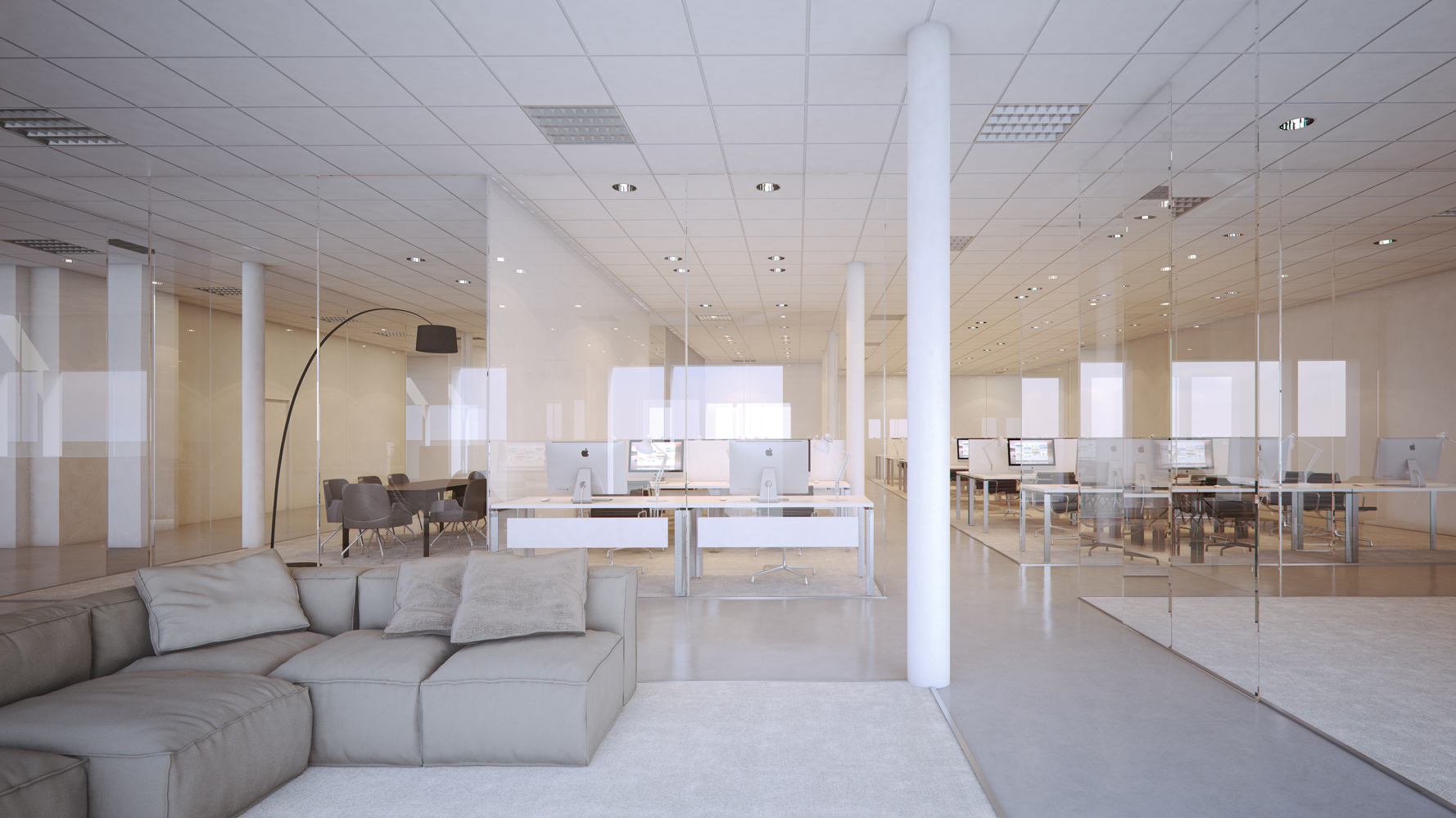 et hvitt kontor med sofa og skrivebord.