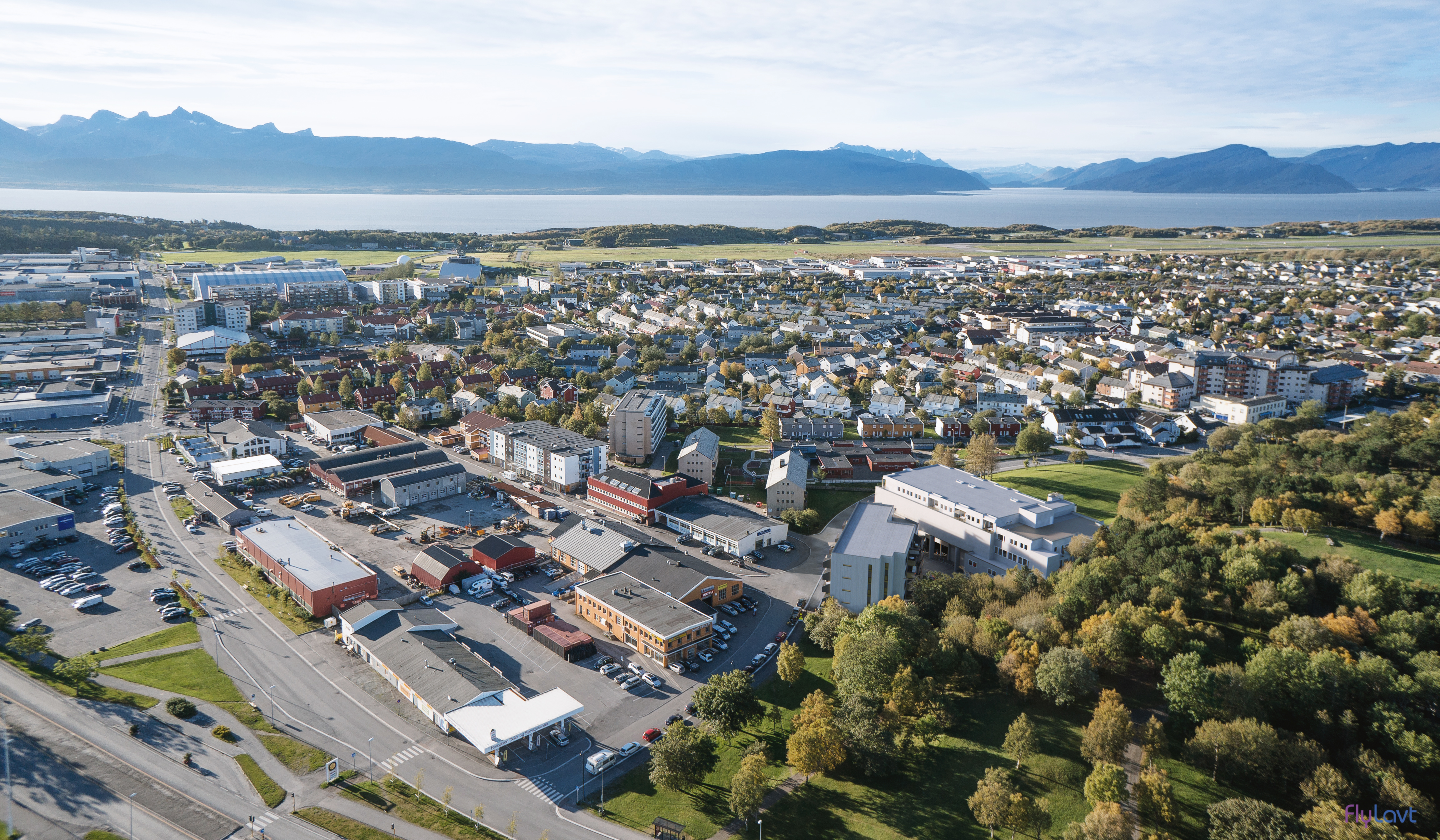 Luftvisualisering av en by med fjell for eiendomssalg i 2016.