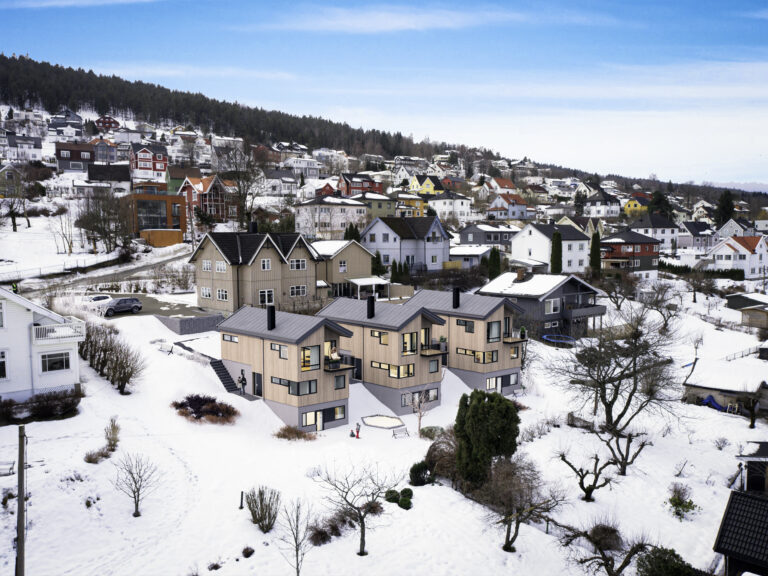 en luftfoto av en by i snøen.
