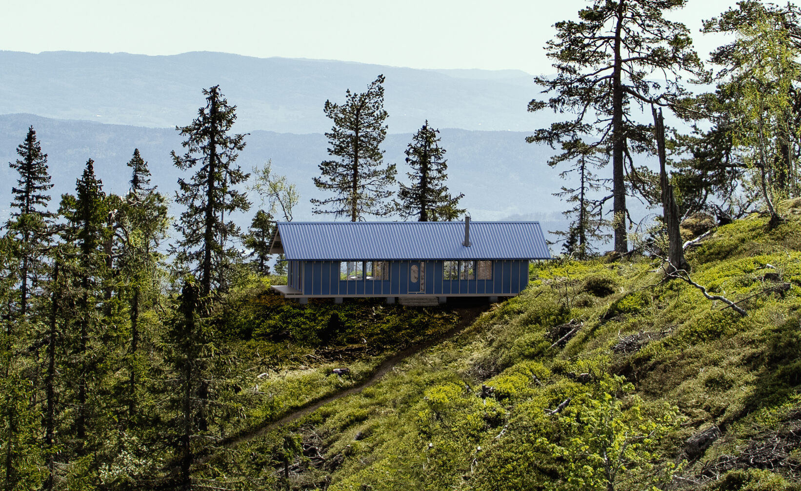 en blå hytte ligger på toppen av en åsside.