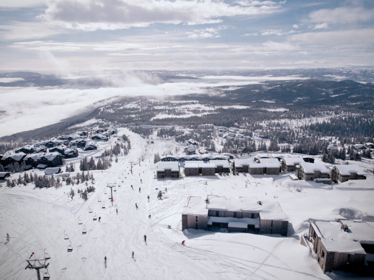 en luftfoto av et skianlegg.