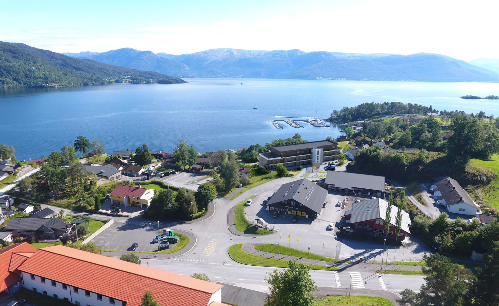 et luftfoto av en by i norge.