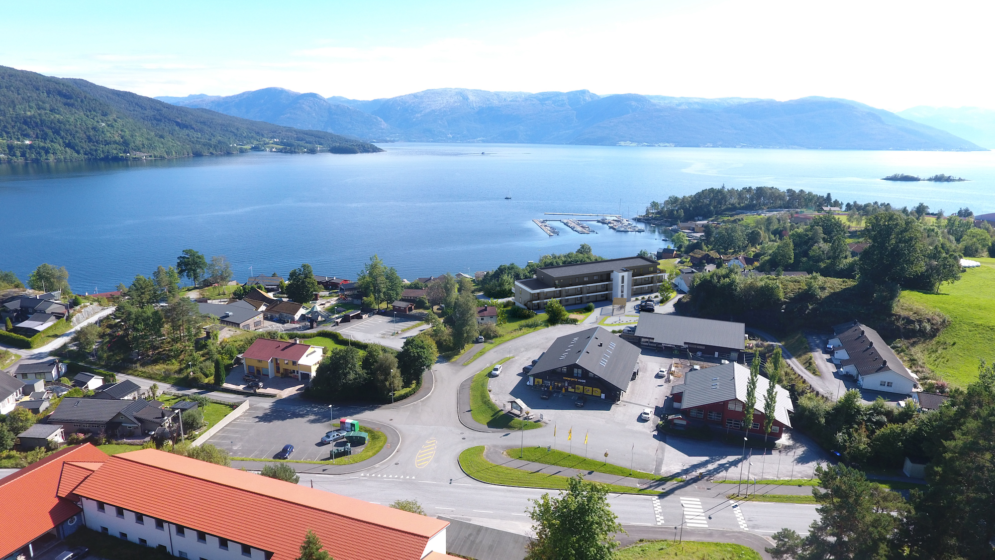 et luftfoto av en by i norge.